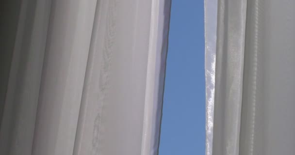 Offenes Fenster mit Vorhängen und Blick in den Himmel. — Stockvideo