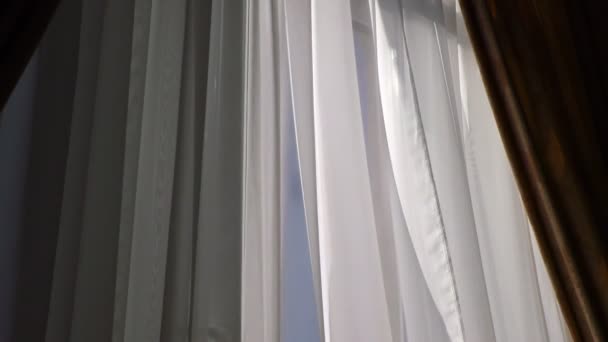 Nyitott ablak függönyökkel és kilátással az égre. — Stock videók