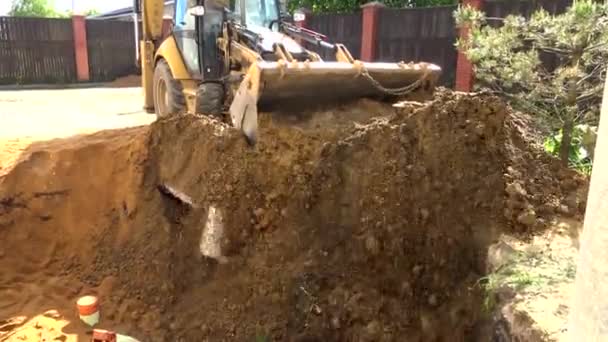 Bucket Tractor excavadora entrega arena . — Vídeos de Stock