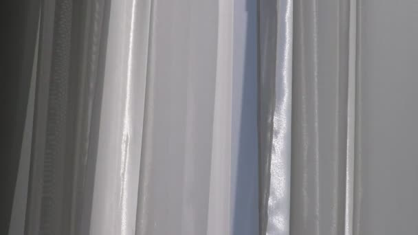 Fenêtre ouverte avec rideaux et vue sur le ciel .