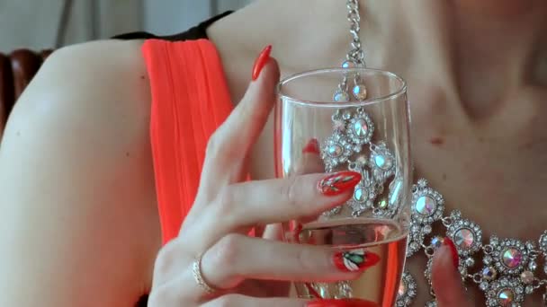 Champagner sprudelt in weiblicher Hand. — Stockvideo