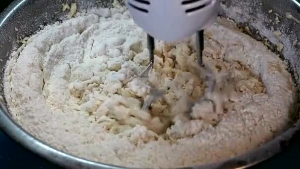 Kneading těsto s mixérem. — Stock video