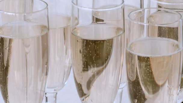 Champagne is the bubbling. — Stock Video