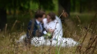 Gelin ve damat doğada.