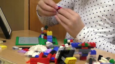 Çocuk inşaatçıda oynuyor. Oyun oynamak için bir çocuk evinin arka planı..