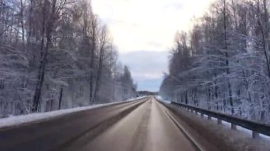 Vahşi ormanda karlı ve geçilemez bir yol. Kuzey 'e giden buz gibi, kaygan bir yolda ilerliyoruz..