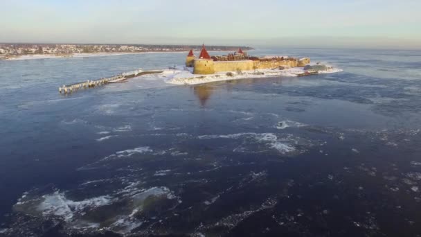 Top Uitzicht op de vlucht van een oude vesting op het eiland in de winter. — Stockvideo