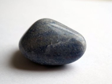 Siyah pürüzsüz taş makro izole.