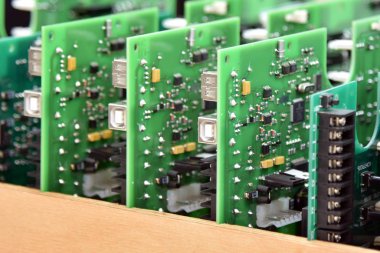 Devre kartında modern elektronik çipler.