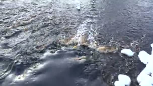 Rapides d'eau turbulents actuels en hiver au coucher du soleil . — Video