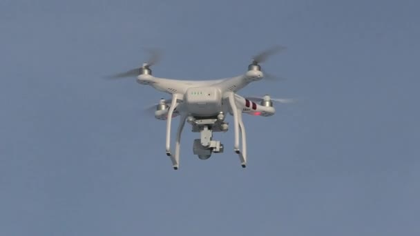 Quadcopter leci wysoko na błękitnym niebie.. — Wideo stockowe
