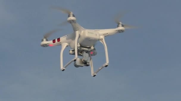 Quadcopter vliegt hoog in de blauwe lucht. — Stockvideo