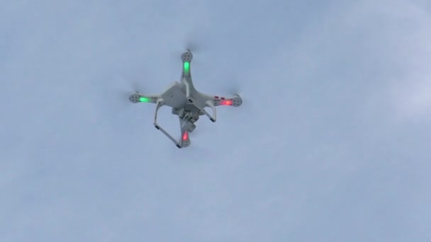Το Quadcopter πετάει ψηλά στον γαλάζιο ουρανό το χειμώνα. — Αρχείο Βίντεο