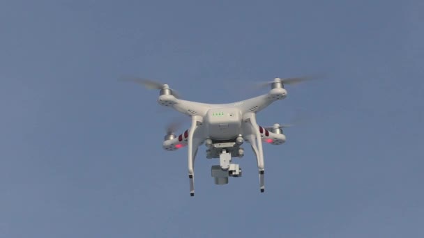 Quadcopter mavi gökyüzünde yükseklerde uçuyor. — Stok video