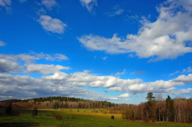 Manzara alanları ve büyük gökyüzü.