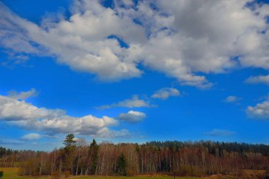 Manzara alanları ve büyük gökyüzü.