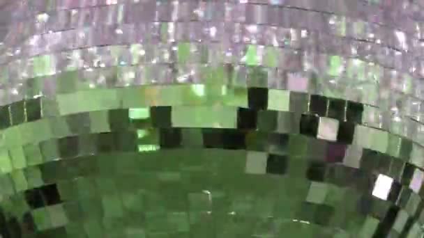 Una bola de espejo giratoria que refleja la luz . — Vídeos de Stock