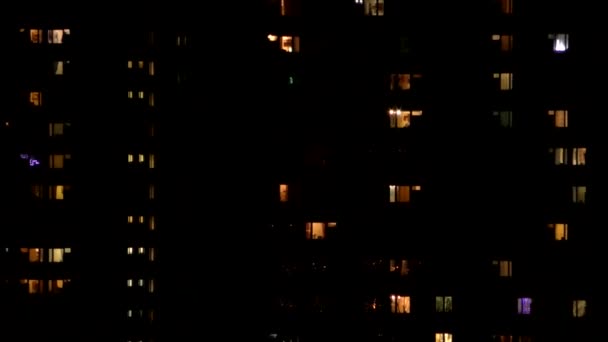 Muchas ventanas que brillan por la noche en la casa . — Vídeos de Stock