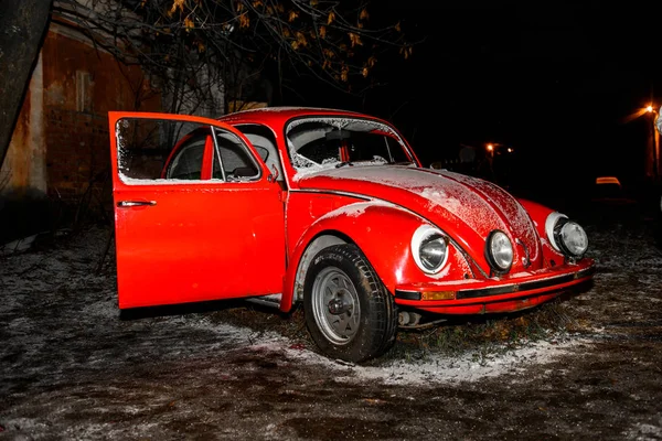 Červené staré opuštěné auto. — Stock fotografie