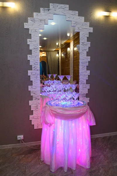 Pile of champagne glasses at a party. — Stock Photo, Image