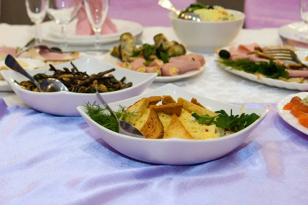 Koreaanse salades op de feesttafel. — Stockfoto