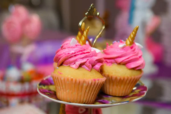 Muffins med rosa kräm. — Stockfoto