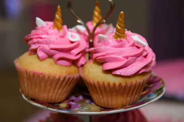 Muffins med rosa kräm. — Stockfoto