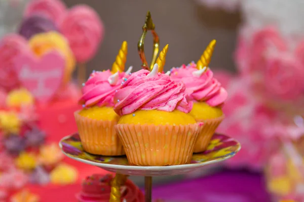 Muffins med rosa kräm. — Stockfoto