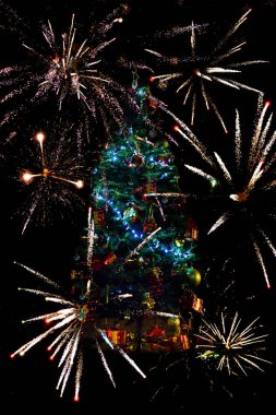Havai fişekler ve bir Noel ağacı.