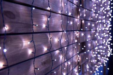 Noel çelenkleri olan ahşap duvar.