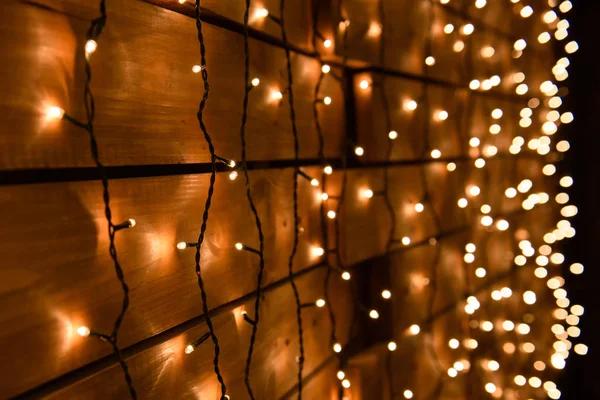 Mur en bois avec guirlandes de Noël . — Photo