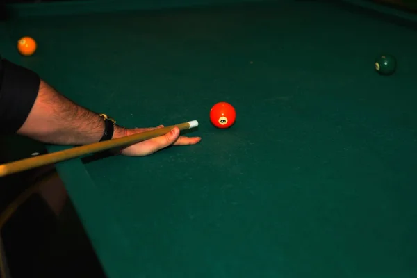 En man med vilken han spelar biljard. — Stockfoto