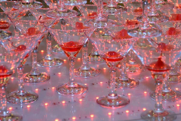 Hromada sklenic na šampaňské na párty. — Stock fotografie