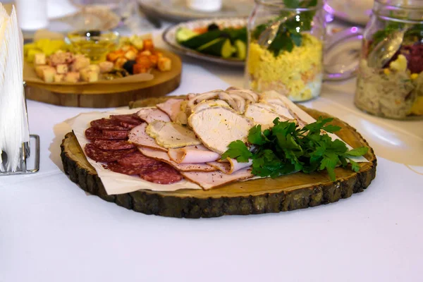 Cold Appetizers met een verscheidenheid aan voedsel op de tafel. — Stockfoto