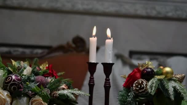 Kerstkaarsen branden op de feesttafel.. — Stockvideo