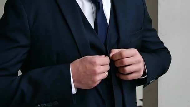 Un homme s'habille en costume bleu . — Video