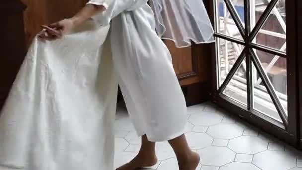 Panna młoda tańczy przymierzając białą sukienkę. — Wideo stockowe