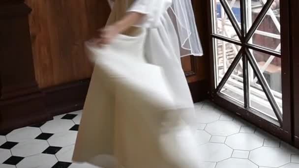 La novia baila probándose un vestido blanco . — Vídeo de stock