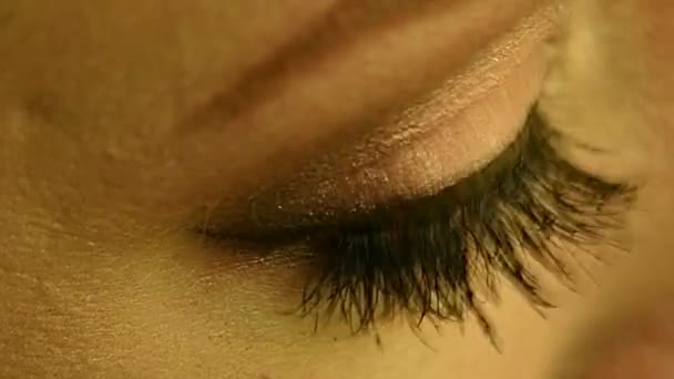 O olho de pele amarela de uma menina asiática . — Vídeo de Stock