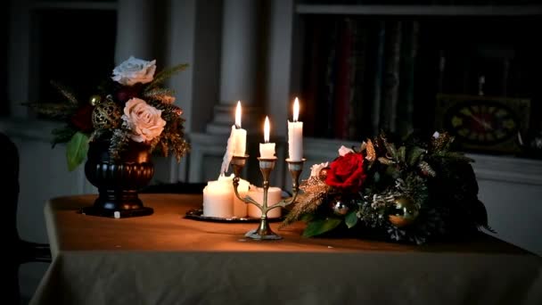 Christmas candles are burning on the holiday table. — Stok video