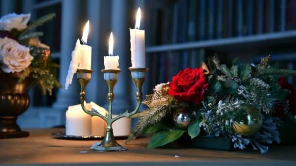 Świąteczne świece płoną na świątecznym stole.. — Wideo stockowe