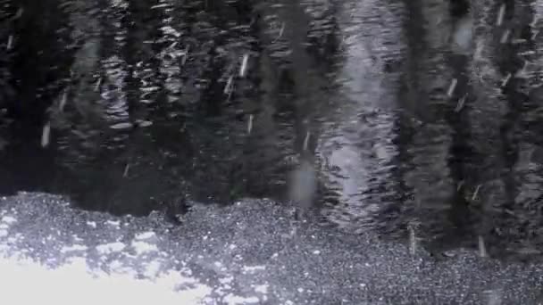 Χιόνι Πέφτει Στη Σκοτεινή Άβυσσο Του Επικίνδυνου Νερού Χιονόμπαλα Και — Αρχείο Βίντεο