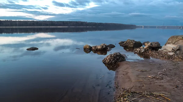 Panorama wybrzeża wieczorem z nadchodzącymi chmurami. — Zdjęcie stockowe