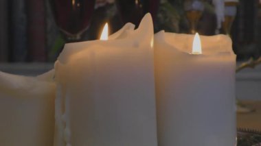 İki hafıza mumu karanlıkta yanar. Umudun ve maneviyatın ateşi.