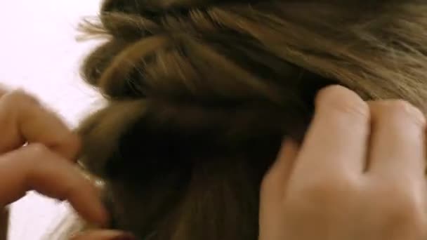 Fodrász Teszi Lányt Egy Frizura Hosszú Haj Stylist Munkáját Részletesen — Stock videók