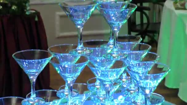 Pile of champagne glasses at a party. — Stock Video