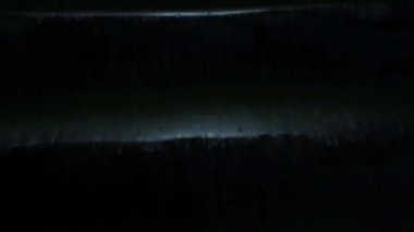 Evin mistik eski merdivenlerinden iniyor..