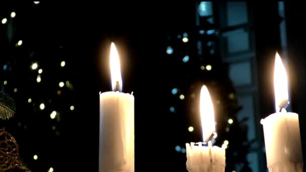 Candele di festa bruciano al buio . — Video Stock