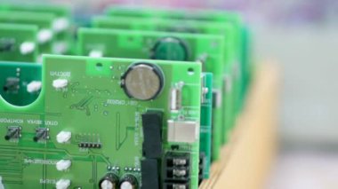Elektronik çipler ve diğer devre kartı bileşenleri.
