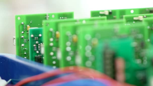 Elektronische Chips und andere Leiterplattenkomponenten. — Stockvideo